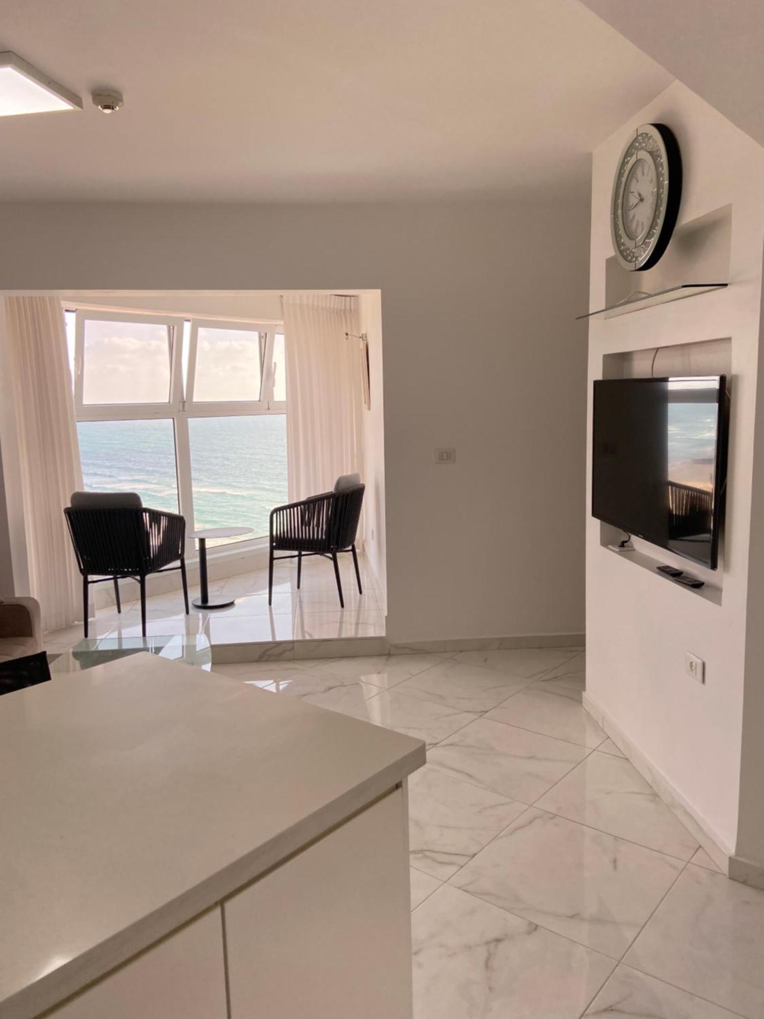 Amazing Suite On The Sea-סוויטה מדהימה על הים Bat Yam Bagian luar foto